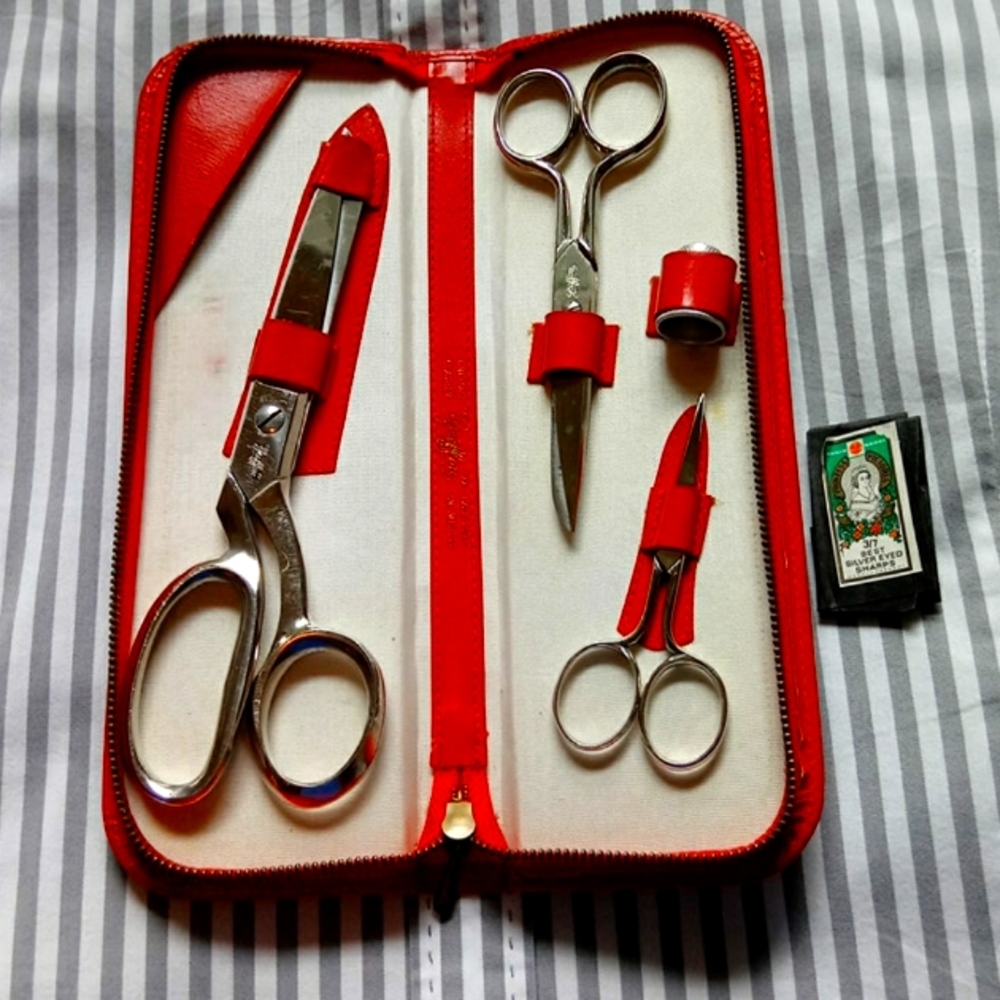 VINTAGE GRIFFON SEWING SCISSORS SET